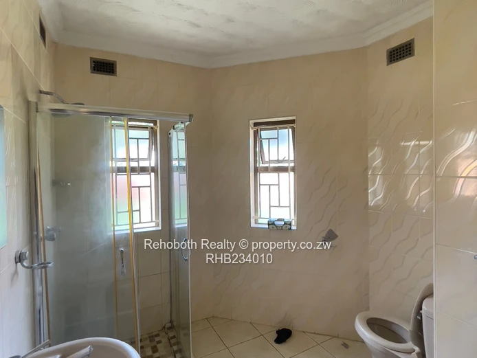 3 Bedroom for Rent in Milton park (Sole Mandate)