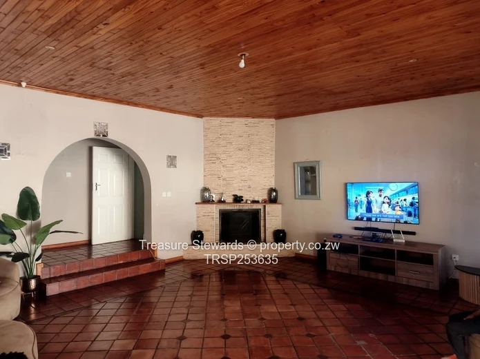 Elegant 4-Bed, 4-Bath Home in Westgate on 2000 m²