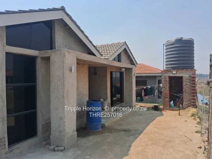 Glaudina 2-Bed Home - Borehole, Freestanding Tub & Stylish Dining