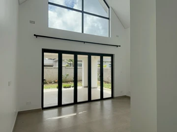 4 Bedroom Flat & Apartment