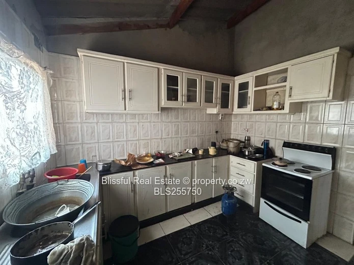 4 bedroom house for sale in Chitungwiza unit k-DEEDS, Nostro Accepted