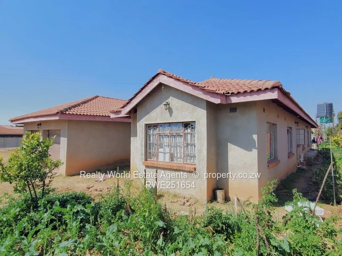 For Sale: 5-Bed Home with 2-Bed Cottage – Zimre Park, Ruwa (Sole Mandate)