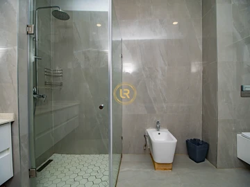 3 Bedroom Flat & Apartment