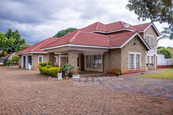 Norton Nharira Views Mansion with great potential for commercial use!!!