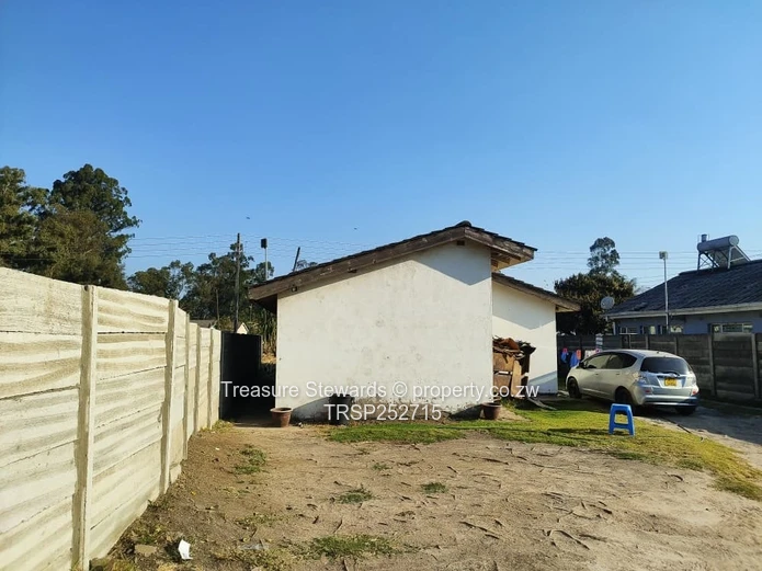 3-Bed Flat in Waterfalls — Walled Yard, Fitted Kitchen & Solar