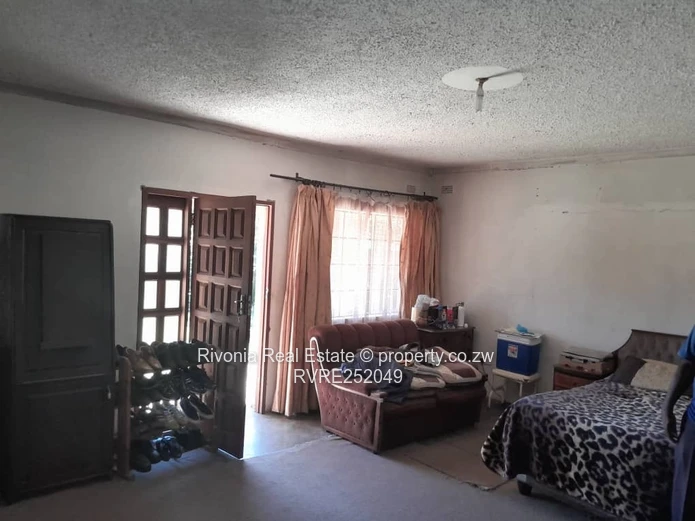 4-Bed Family Home on 1,500m² with Borehole, Borrowdale West
