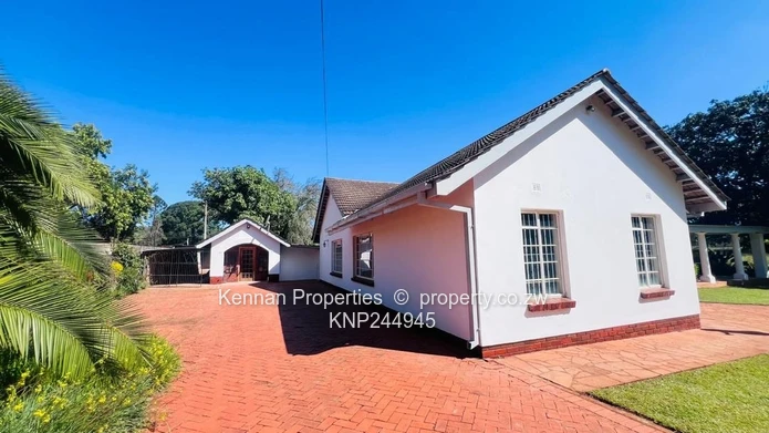 Very neat family home with prolific borehole.