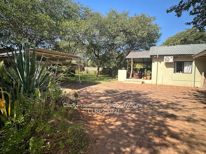 Victoria Falls: 3-Bed Open-Plan Home with Garden Flatlet