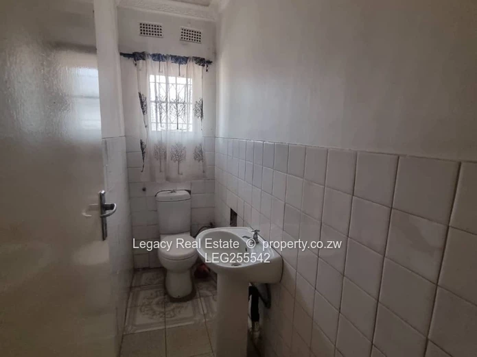 Palm-lined 5-Bed Home on 3000m² in Marimba — Borehole