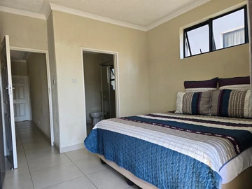 2 Bedroom Flat & Apartment