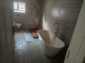 4 Bedroom Flat & Apartment