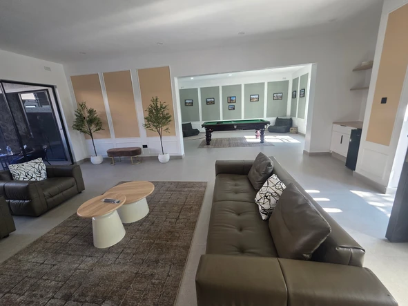 2 Bedroom Flat & Apartment