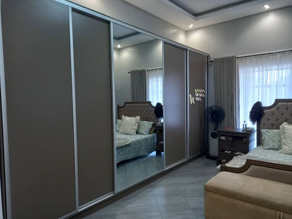 4 Bedroom Flat & Apartment