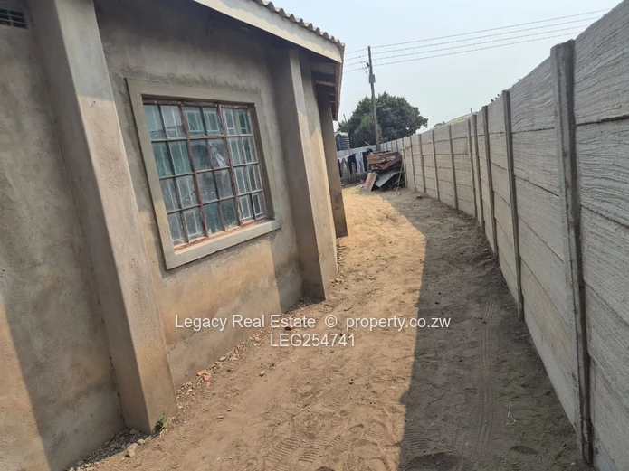 7-Bed Budiriro: Borehole, Gated Yard & Open Lounge (Sole Mandate)