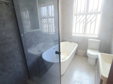 3 Bedroom Flat & Apartment