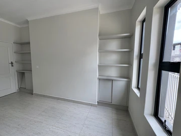2 Bedroom Flat & Apartment
