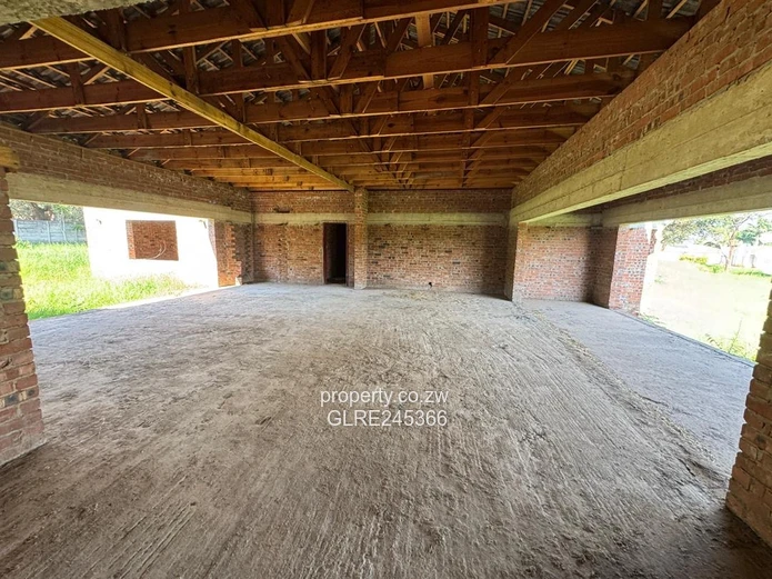 Unfinished 5-Bed 700 m² Home on 1 Acre in Bluff Hill