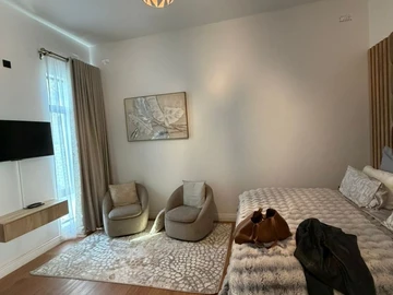4 Bedroom Flat & Apartment