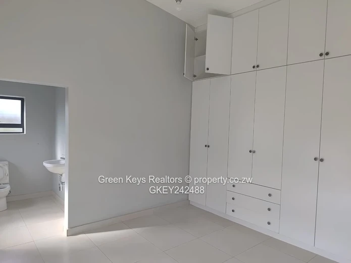 Gletwin Park: 4-Bed Home with Modern Kitchen & Fireplace