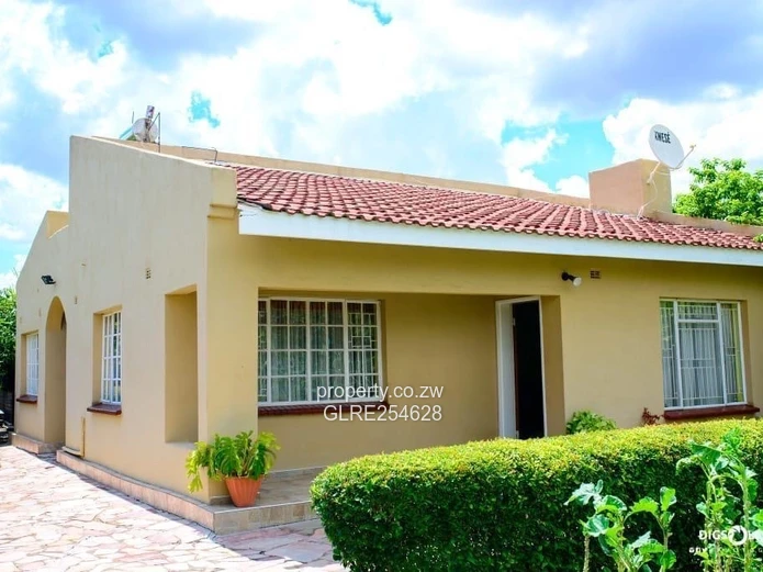 Sunlit 2-Bed Belvedere Home — Borehole, Lush Lawn