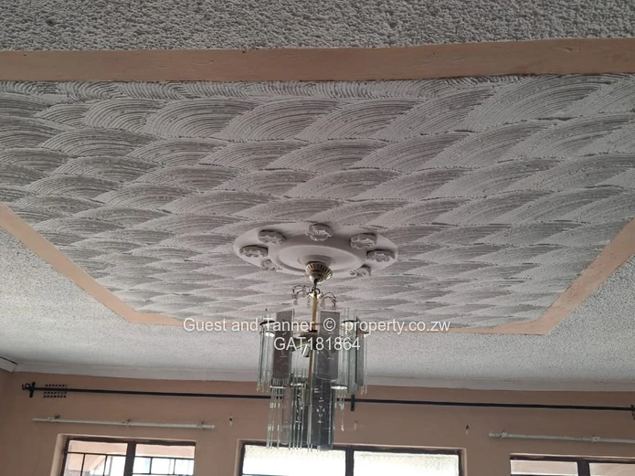 5 Bed House in Mainway Meadows