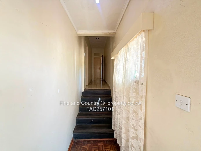 Hillside 5-Bed Home in Brilliant Location