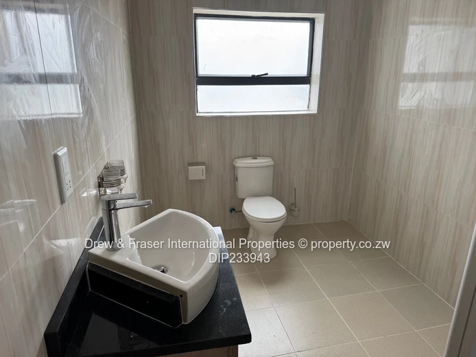 Modern 3-Bed Garden Flat with Borehole in Old Windsor