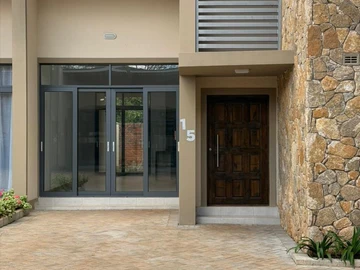 3 Bedroom Flat & Apartment