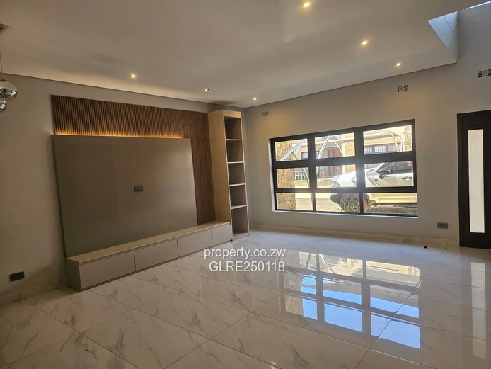 Modern 3-Bed Mount Pleasant Flat - Solar + 24hr Security