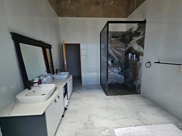 6 Bedroom House