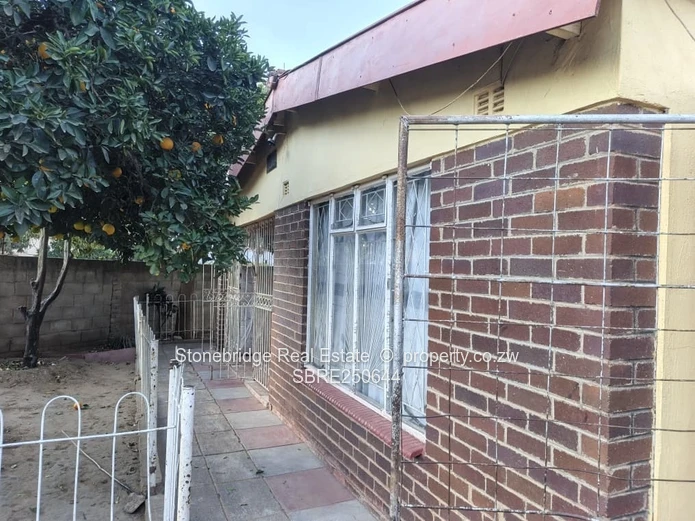 3 Bedroom House in Lobengula West For Rental