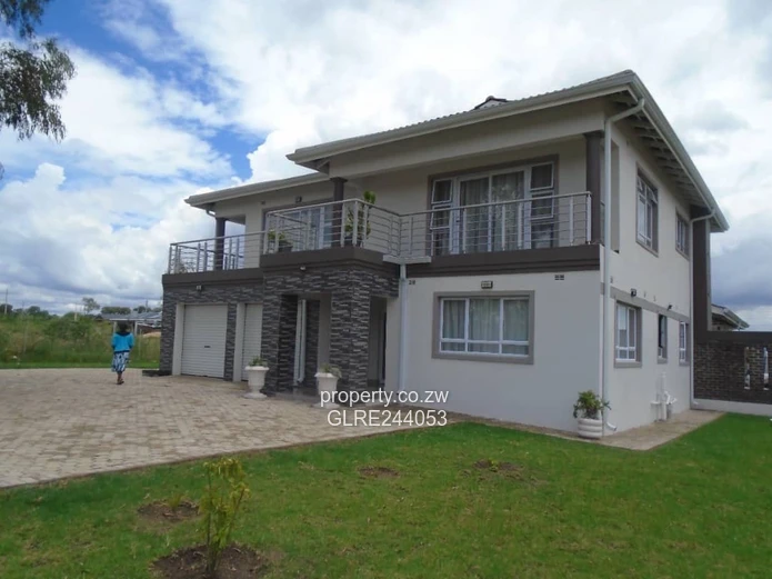 Modern 4-Bed Arlington Home with Double Garage & Borehole