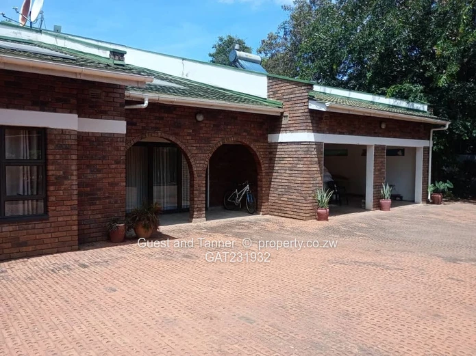 Spacious Family Retreat – Low-Density Victoria Falls
