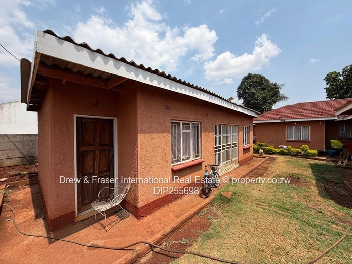 Westgate 4-bed: Spacious Tiled Kitchen, Dining & Borehole