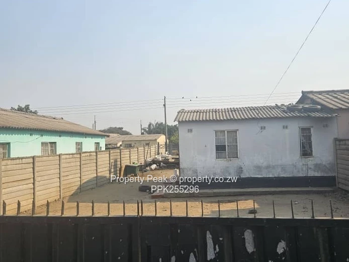 2-Bed Fixer-Upper with Large 380m² Yard in Mbare Deeds available