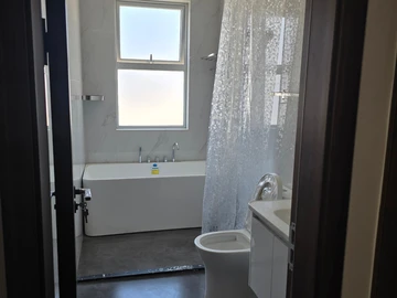 4 Bedroom Flat & Apartment