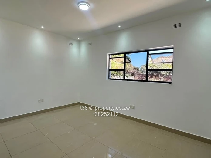 Sunlit 4-Bed Home in Avondale West - 1,039m² with Borehole
