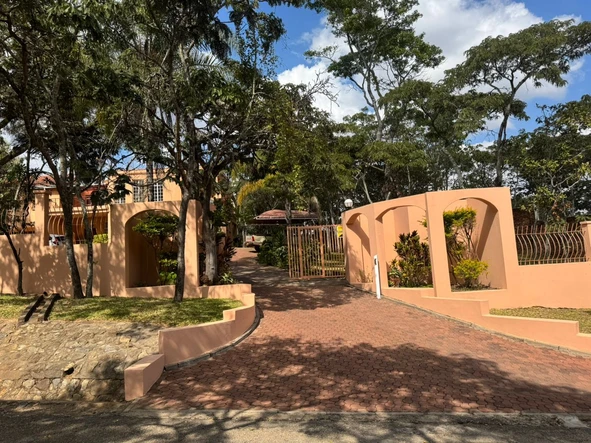 Elegant 5-Bedroom Estate for Rent on 1.7 Acres
