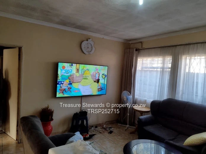 3-Bed Flat in Waterfalls — Walled Yard, Fitted Kitchen & Solar