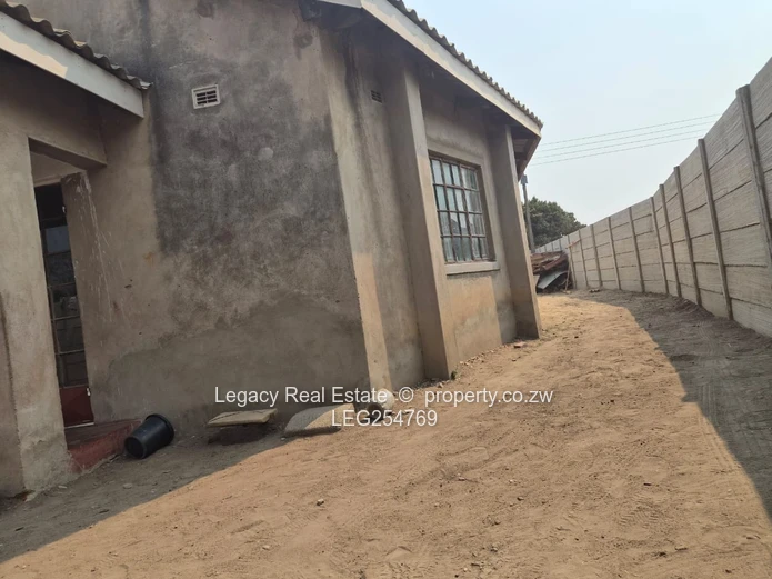7-Bed Family Home Budiriro - with Community Borehole & Securely Walled (Sole Mandate)
