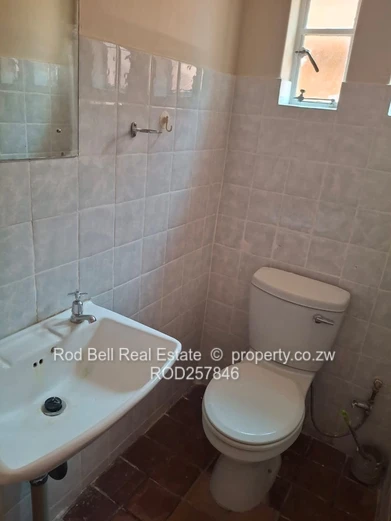 Sunny 2-Bed Garden Flat with Patio & Fireplace - Greendale North, Harare