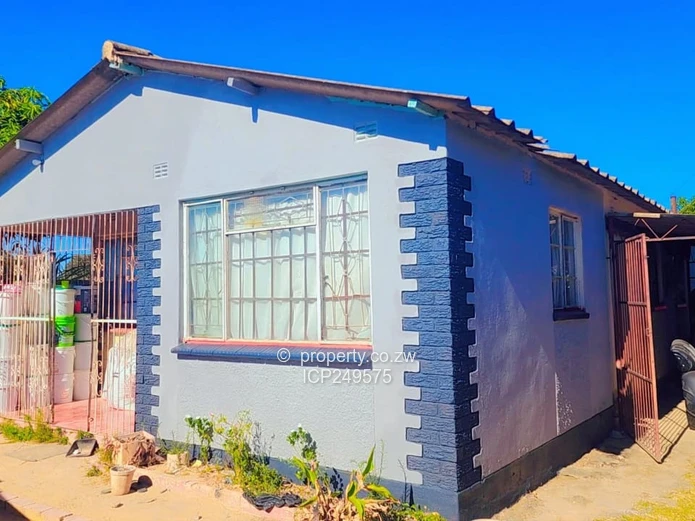Zengeza 2 Chitungwiza 4 bedroom house for 40K