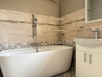 2 Bedroom Flat & Apartment