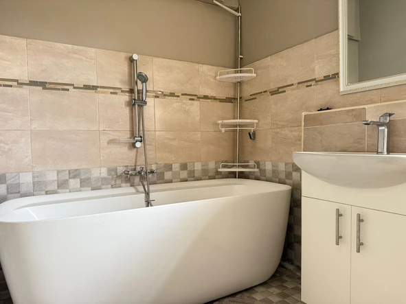 2 Bedroom Flat & Apartment