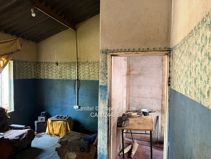 Mufakose,2-Bed core house walled and gated sitting on 200m² near shops and schools  (Sole Mandate)