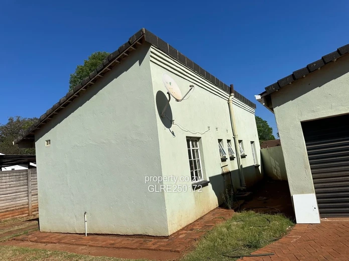 Marlborough 1-Bed Home with Borehole & Garage