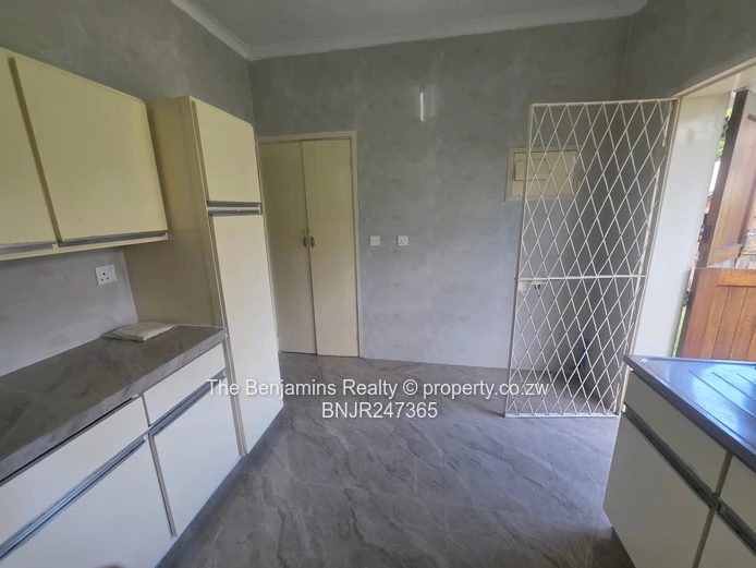 Secure Garden Flat In Avondale