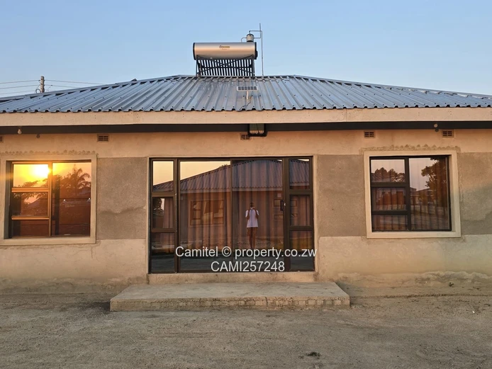 Sunlit 2-Bed Cottage Arlington — 2000m² Plot + Borehole