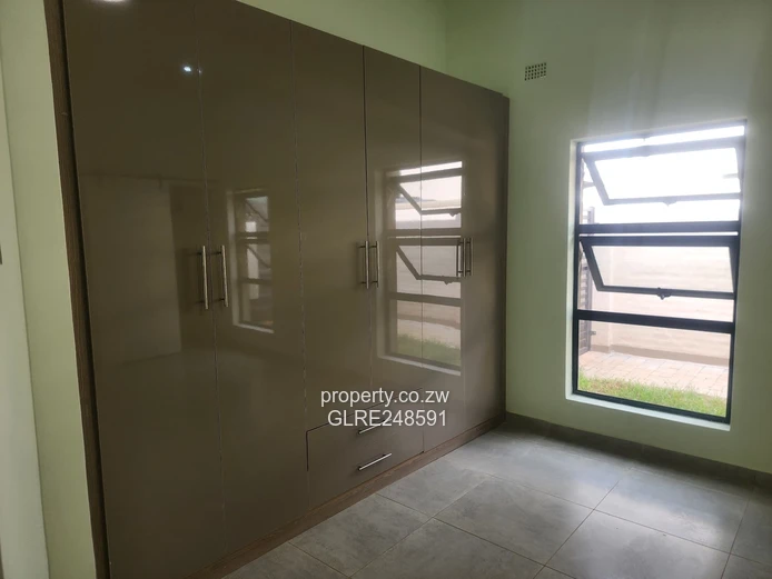 Modern 3-Bed Vainona Apartment — Fitted Kitchen & Solar