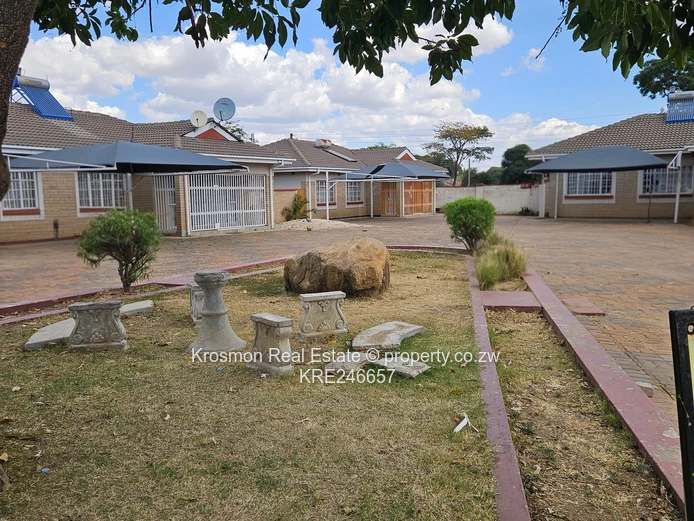 3-Bed Garden Flat in Prospect - Paved Courtyard & 24hr Security (Sole Mandate)